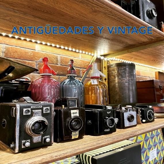 Explora nuestra fascinante sección de piezas antiguas y vintage. Sumérgete en un mundo de encanto y nostalgia con nuestra cuidada selección de objetos que evocan épocas pasadas. Desde muebles restaurados hasta accesorios vintage, cada pieza cuenta su propia historia y añade un toque distintivo a cualquier espacio. Nuestro equipo de expertos busca y selecciona con esmero estas joyas, garantizando su calidad y originalidad. Cada artículo ha sido restaurado y preservado con cuidado para que puedas disfrutar de su belleza durante muchos años más. Ya sea que desees agregar un toque vintage a tu hogar o expandir tu colección, nuestra sección de piezas antiguas y vintage es el lugar perfecto para explorar. Descubre la magia del pasado en nuestra página web y agrega un toque histórico a tu vida.